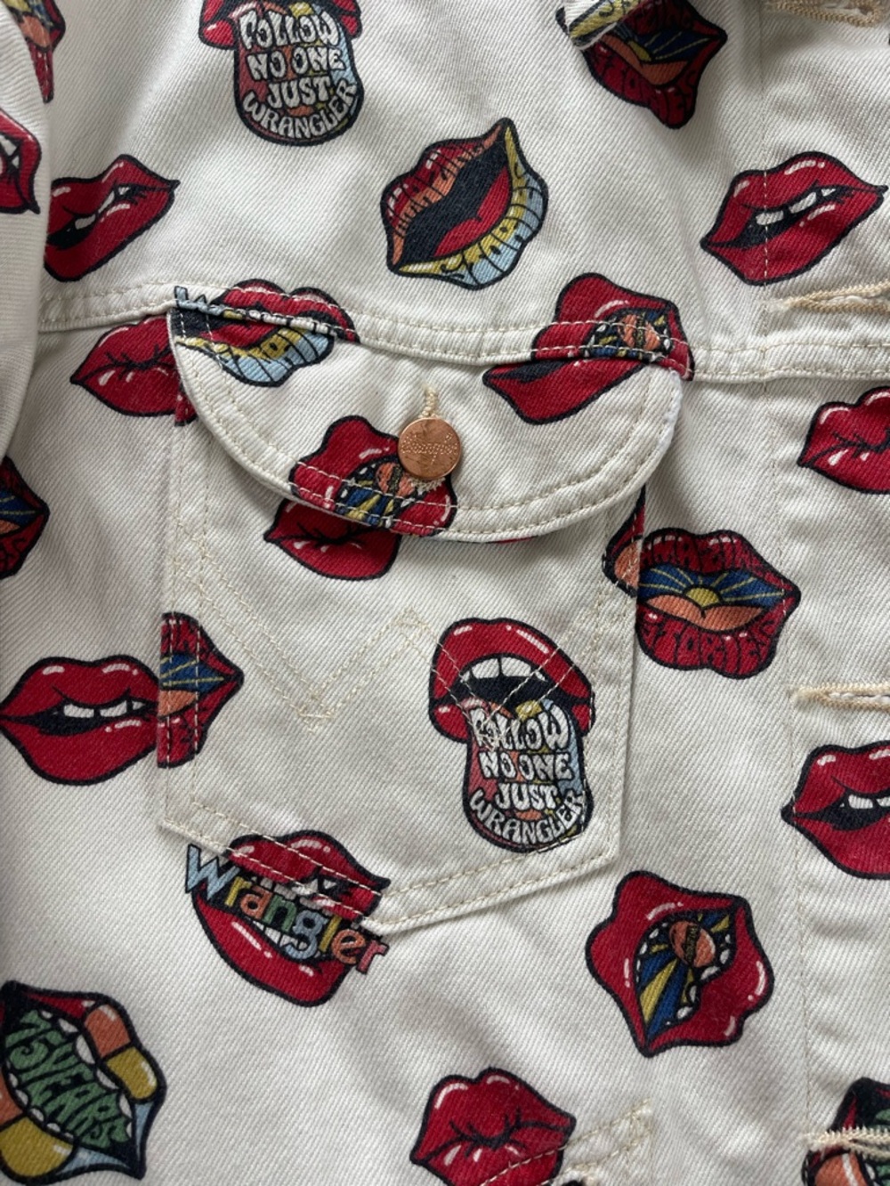 Wrangler White Denim Jacket with Red Lip Print - Picture 3 of 4